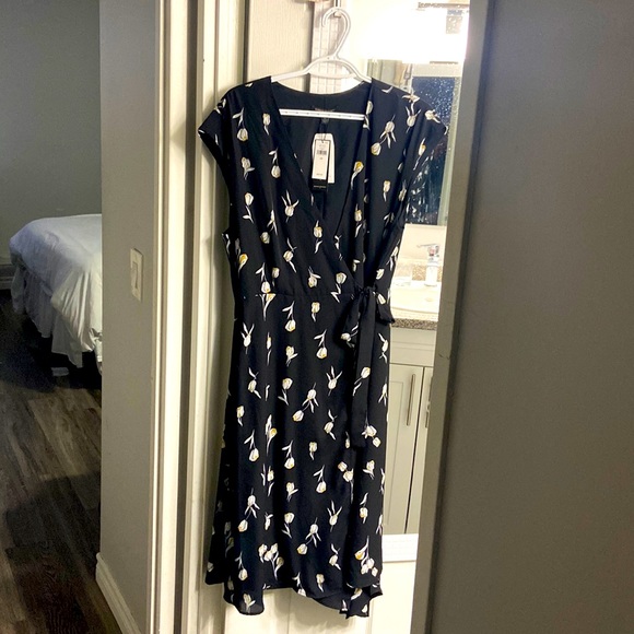 BRAND NEW, never worn, beautiful Banana Republic Wrap Dress - Picture 1 of 6